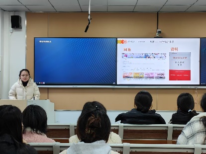 一群人在观看电视AI 生成的内容可能不正确。