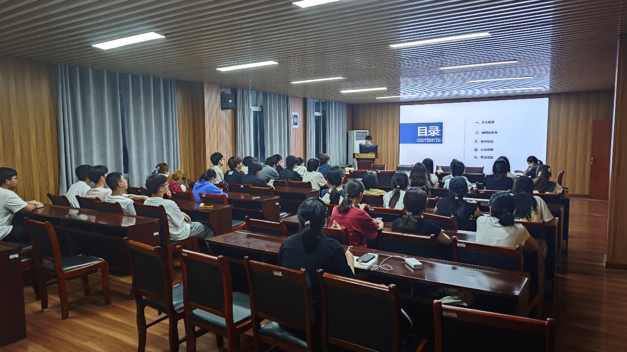 房间里的餐厅AI 生成的内容可能不正确。